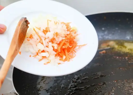 thêm cà rốt, hành tây, tỏi