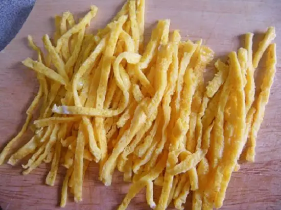 thái sợi trứng gà chiên