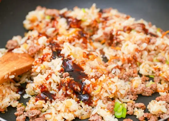 thêm nước tương vào cơm