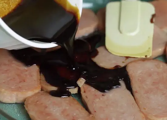 đổ nước tương vào thịt chiên