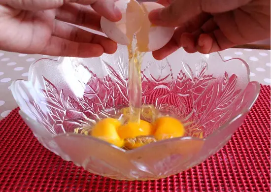đập trứng ra bát