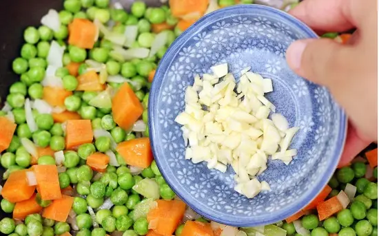 cho tỏi vào rau củ