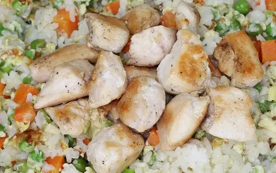 cho thịt gà vào cơm chiên