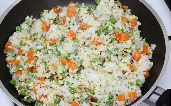 cho cơm vào chảo rau củ trứng