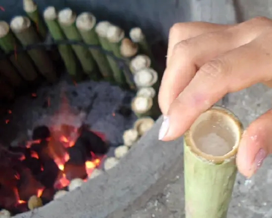 cho gạo vào ống nứa