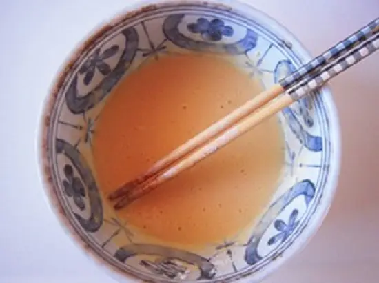 trộn trứng với bột