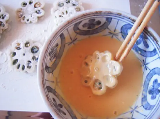 nhúng miếng sen qua trứng