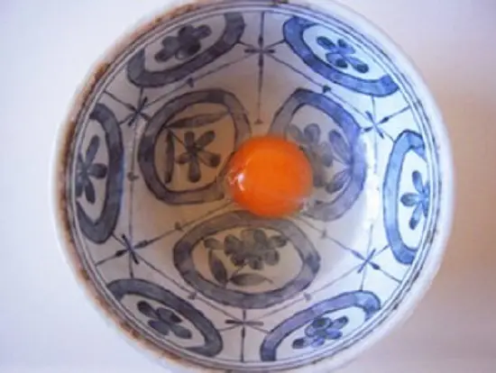 đập trứng ra bát