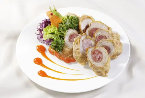 Cách làm món cuốn lạp xưởng chiên giòn dễ làm