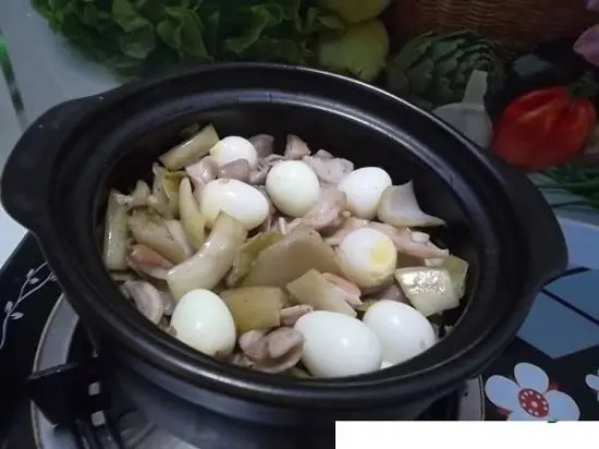 kho dạ dày, trứng, dưa vào một nồi nhỏ