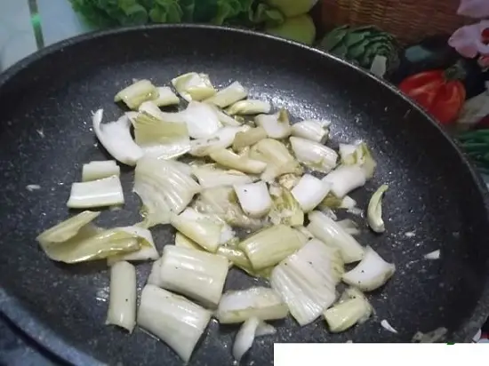 xào sơ qua dưa cải