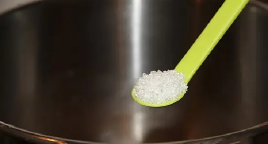 cho các gia vị vào nồi