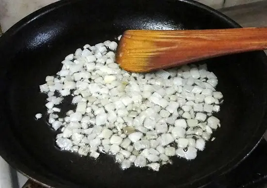 xào thơm hành tây