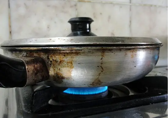 đậy vung chảo cho đậu bắp chín nhừ