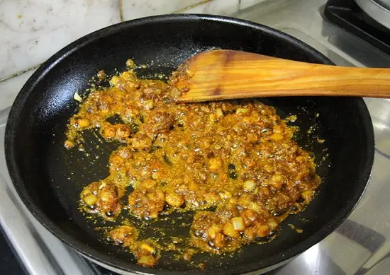 trộn hành tây với gia vị