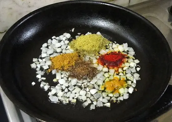 thêm các gia vị vào hành tây