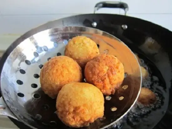 vớt đậu ra cho ráo dầu