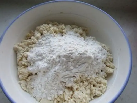 cho bột mì vào trộn với đậu