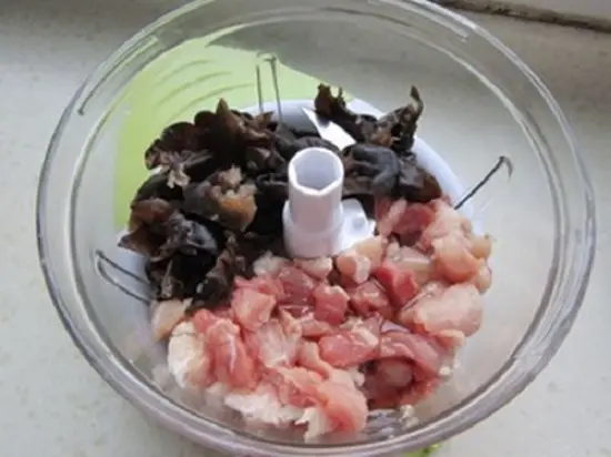 cho thịt và mộc nhĩ vào xay