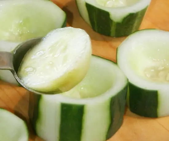 múc lõi dưa chuột ra ngoài