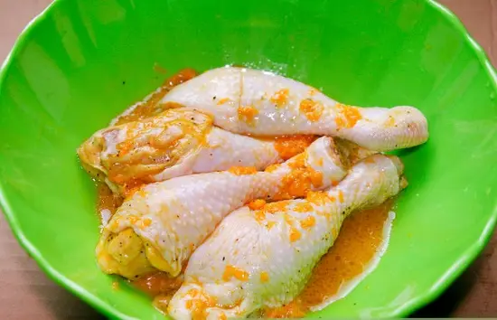Trộn đều đùi và với nguyên liệu