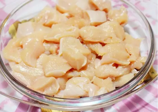 thái thịt gà thành những miếng vuông