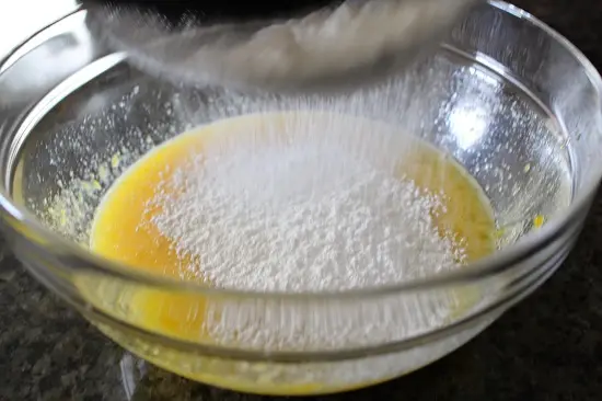 trộn bột maida với trứng