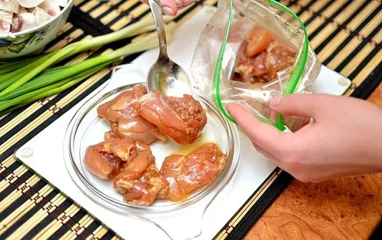 gắp thịt gà ra đĩa để riêng