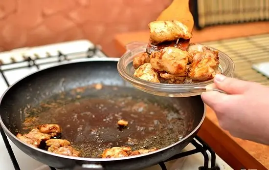 gắp thịt gà ra ngoài