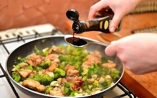 thêm nước tương vào rau
