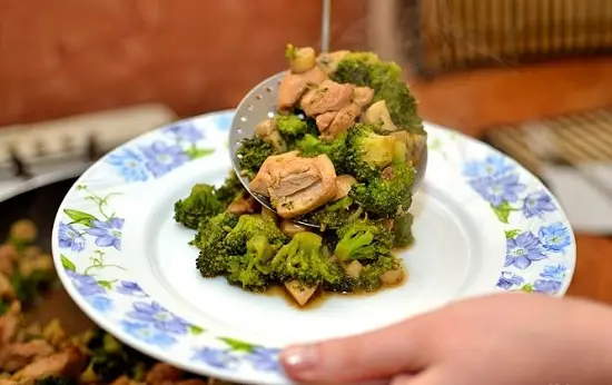 múc rau củ ra bát