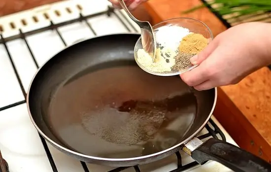 thêm tỏi và gừng băm