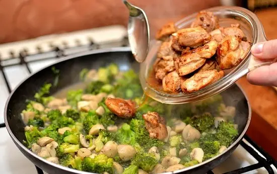 thêm thịt gà vào rau