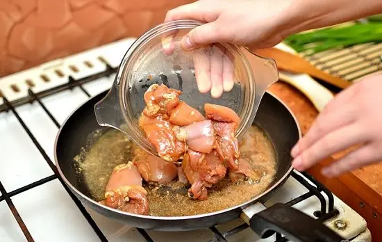 thêm thịt gà vào chảo