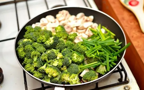 thêm hỗn hợp rau vào chảo