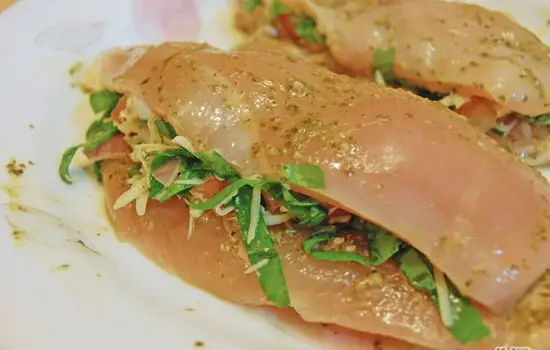 đặt miếng thịt gà còn lại lên trên