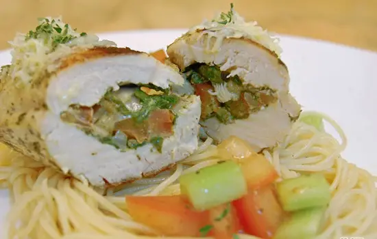 rắc phô mai lên trên thịt gà