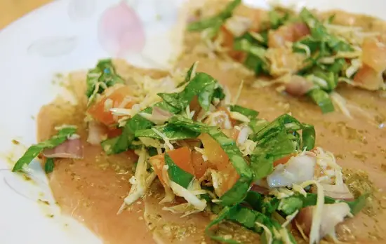 cho nhân rau củ lên thịt gà