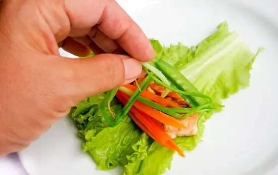 gói thịt gà với rau củ vào rau diếp