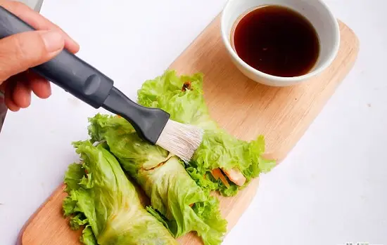 phết nước sốt lên các cuộn rau