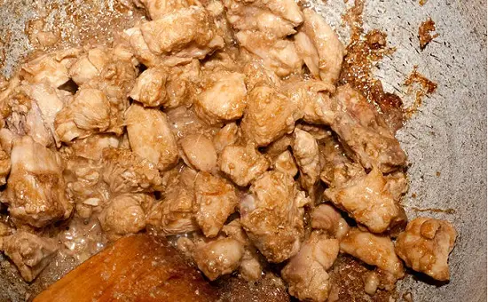 rang thịt gà với nước sốt