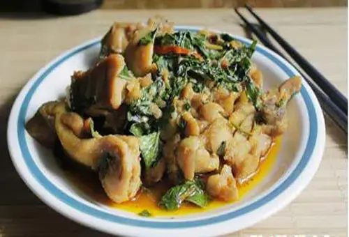 Cách làm món gà rang lá lốt