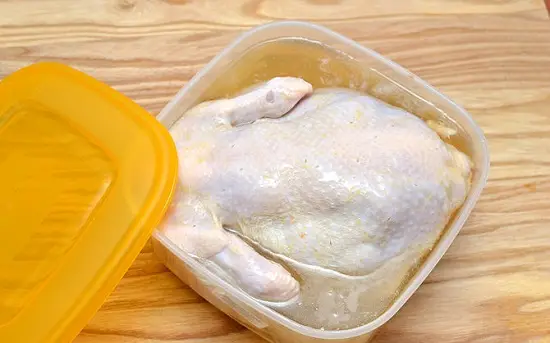 ướp thịt gà với hỗn hợp nước muối bia