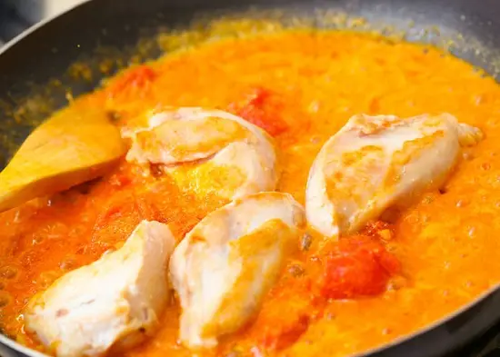 cho thịt gà vào nước sốt
