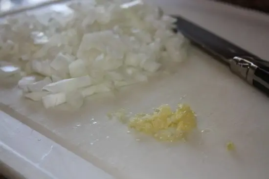 tỏi, hành tây băm nhỏ
