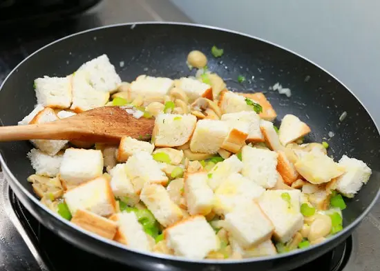 cho bánh mì vào chảo rau củ
