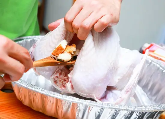 nhồi nhân vào thịt gà