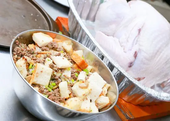 chuẩn bị nhồi gà