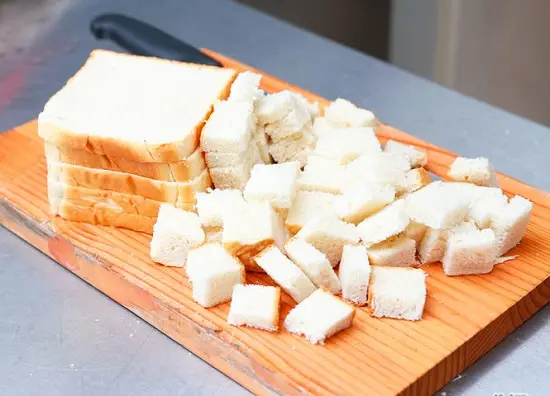 cắt bánh mì thành những miếng vuông