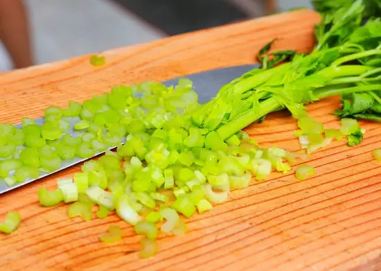 thái vụn cần tây